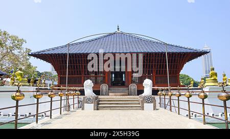 Vue de face du temple Gangarama Sima Malaka, il a été construit à l'origine au 19ème siècle, petit temple bouddhiste, Colombo, Sri Lanka. Banque D'Images