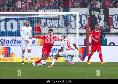 Match de football, Kevin SESSA 1. FC Heidenheim, à gauche, tente de courir contre Leandro BARREIRO MARTINS 1. FSV Mainz 05 avec le ballon, Voith-Arena football Banque D'Images