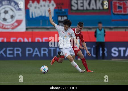 Match de football, Jae Sung LEE 1. FSV Mainz 05 est parti sur le ballon dans un duel avec Jan SCHOePPNER 1. FC Heidenheim Banque D'Images