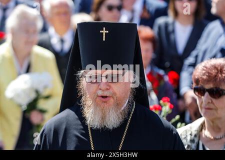 Mgr Tikhon de Ruza, archevêque du diocèse de Berlin de l'Église orthodoxe russe, se tient au mémorial soviétique de la Strasse des 17. Juni à la mémoire du Banque D'Images