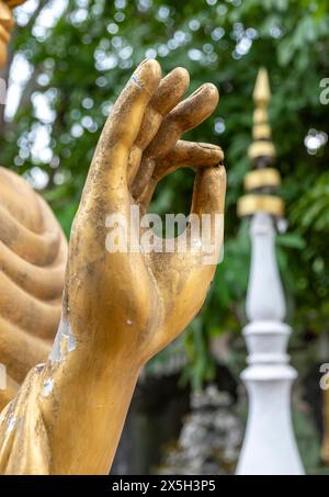 Gros plan de Vitarka Mudra, geste de la main signifiant la transmission des enseignements du Bouddha, Wat Choumkhong, Luang Prabang, Laos Banque D'Images