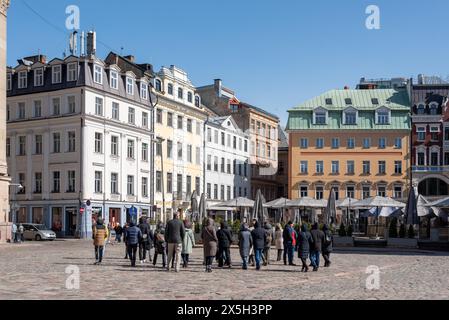 Les touristes traversent la place de la cathédrale dans la capitale lettone Riga, Lettonie Banque D'Images