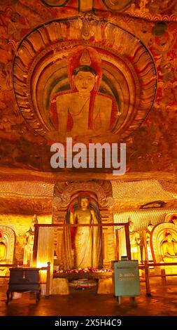 Statue principale du Seigneur Bouddha à Abaya Mudra sur le trône du dragon , Temple de la grotte, Dambulla, Sri Lanka. Site classé au patrimoine mondial de l'UNESCO. Grotte 2 Maha Raja Viharaya – Banque D'Images