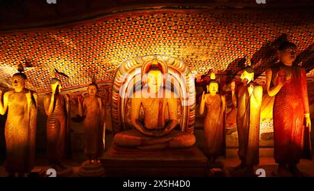 Statues du Seigneur Bouddha avec disciples, Temple de la grotte, Dambulla, Sri Lanka. Site classé au patrimoine mondial de l'UNESCO Banque D'Images