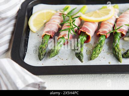 Asperges avec jambon avant cuisson dans une poêle Banque D'Images