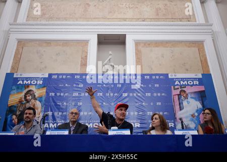 Mexico, Mexique. 09 mai 2024. David Lachapelle prend la parole lors d'une conférence de presse au Palacio de Mineria à Mexico, où il donne les détails de sa nouvelle exposition ''Love'', qui est disponible à visiter du 11 mai au 13 juillet de cette année. L'exposition comprend plus de 100 œuvres créées de 1985 à aujourd'hui, mettant en vedette sa nouvelle série 'Viacrucis'. (Photo de Gerardo Vieyra/NurPhoto) crédit : NurPhoto SRL/Alamy Live News Banque D'Images