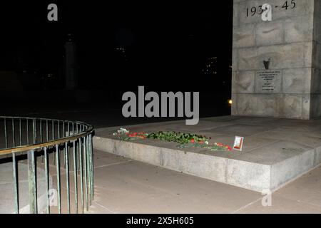 Melbourne, Australie. 09 mai 2024. Des fleurs commémorant les soudeurs soviétiques le jour de la victoire sont vues au Sanctuaire du souvenir. Les membres de la communauté russe se sont réunis pour commémorer le jour de la victoire en 1941-1945 Grande Guerre patriotique au Sanctuaire du souvenir pour déposer des fleurs pour les soldats tombés en fin de soirée du 9 mai. Crédit : SOPA images Limited/Alamy Live News Banque D'Images