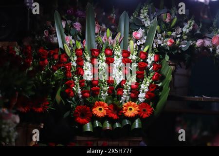 Mexico, Mexique. 09 mai 2024. Des arrangements floraux sont vus au marché Jamaiquita à Iztapalapa qui sont offerts aux gens avant les célébrations de la fête des mères. Le 9 mai 2024 à Mexico, Mexique. (Photo de Carlos Santiago/Eyepix Group/SIPA USA) crédit : SIPA USA/Alamy Live News Banque D'Images