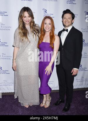 Hollywood, États-Unis. 09 mai 2024. Kaley Cuoco, Amy Davidson et Martin Spanjers arrivant au Gala annuel 2024 de la Fondation John Ritter pour la santé aortique : une soirée du cœur, tenu à la Sunset Room à Hollywood, CA, le 9 mai 2024. © Janet Gough/AFF-USA. Crédit COM : AFF/Alamy Live News Banque D'Images