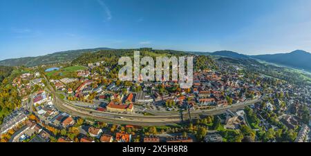 Herbstlicher Blick auf Immenstadt im Allgäu Immenstadt an der Iller im Naturpark Nagelfluhkette im Oberallg Immenstadt Bayern Deutschland *** automne Banque D'Images