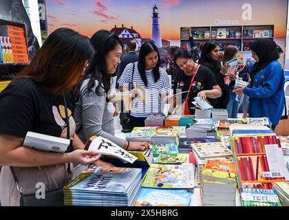 Doha, Qatar. 9 mai 2024. Les gens choisissent des livres lors de la 33e Foire internationale du livre de Doha à Doha, Qatar, le 9 mai 2024. Sur le thème "le savoir construit les civilisations", la 33e Foire internationale du livre de Doha a débuté ici dans la capitale qatarienne jeudi. L'événement de plusieurs jours se déroulera jusqu'au 18 mai, qui a attiré plus de 500 éditeurs de plus de 40 pays, selon l'organisateur. Crédit : Nikku/Xinhua/Alamy Live News Banque D'Images