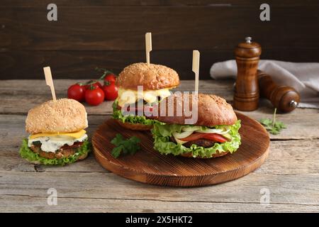 Délicieux hamburgers végétariens servis sur une table en bois Banque D'Images