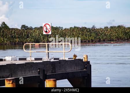 a propos du signe pas de pêche à la rivière parce que danger Banque D'Images