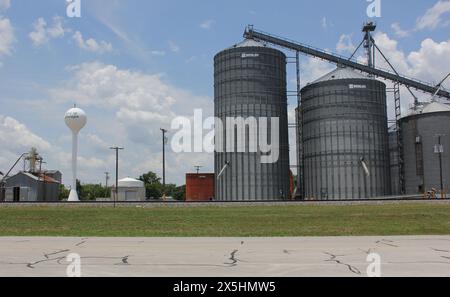 Granger, TX - 7 juin 2023: Silos à gros grains situés dans le centre-ville de Granger, TX, près des voies ferrées Banque D'Images