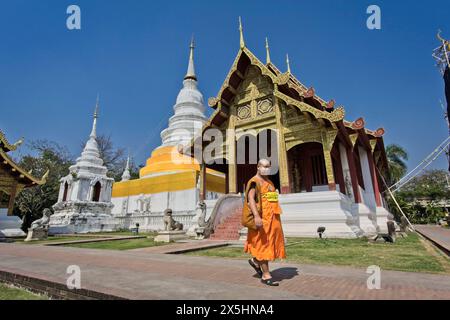 Thaïlande, Chiang mai ; 24 janvier 2008, moine bouddhiste au temple bouddhiste Prathat Doi Suthep (Wat Prathat Doi Suthep) - ÉDITORIAL Banque D'Images