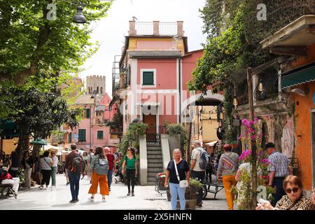 Cinque Terre, Italie. 09 mai 2024. Les Cinque Terre sont une zone côtière de la Ligurie, dans le nord-ouest de l'Italie. Monterosso al Mare, Vernazza, Corniglia, Manarola et Riomaggiore. Le littoral, les cinq villages et les collines environnantes font tous partie du parc national des Cinque Terre photographié le 09. Mai 2024. Photo : Emica Elvedji/PIXSELL crédit : Pixsell/Alamy Live News Banque D'Images