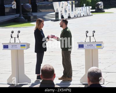 Non exclusif : KIEV, UKRAINE - 9 MAI 2024 - le président de l'Ukraine Volodymyr Zelenskyy remet l'ordre du mérite de la première classe au président de l'Ukraine Banque D'Images