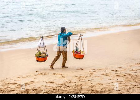 Un vendeur de fruits traditionnel sur une plage de Phu Quoc, Vietnam. Banque D'Images