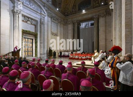 Le pape François, devant la porte Sainte, proclame solennellement le prochain Jubilé de l'an 2025 lors d'une cérémonie à la Basilique Saint-Pierre, Vatican, le 9 mai 2024, en consignant la bulle de l'indiction -"Spes non confundit. L'espoir ne déçoit pas » - aux archiprêtres des basiliques pontificales et aux représentants des évêques du monde. Le pape François a annoncé que l'année jubilaire commencera par l'ouverture de la porte Sainte de la Basilique Saint-Pierre la veille de Noël 2024. Photo : (EV) Vatican Media/ABACAPRESS. COM Credit : Abaca Press/Alamy Live News Banque D'Images