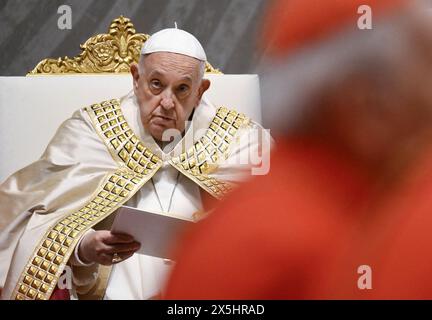 Le pape François proclame solennellement la prochaine année jubilaire 2025 lors d'une cérémonie à la Basilique Saint-Pierre, Vatican, le 9 mai 2024, en consignant la bulle d'indiction -"Spes non confundit. L'espoir ne déçoit pas » - aux archiprêtres des basiliques pontificales et aux représentants des évêques du monde. Le pape François a annoncé que l'année jubilaire commencera par l'ouverture de la porte Sainte de la Basilique Saint-Pierre la veille de Noël 2024. Photo : (EV) Vatican Media/ABACAPRESS. COM Credit : Abaca Press/Alamy Live News Banque D'Images