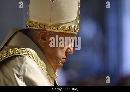 Le pape François proclame solennellement la prochaine année jubilaire 2025 lors d'une cérémonie à la Basilique Saint-Pierre, Vatican, le 9 mai 2024, en consignant la bulle d'indiction -"Spes non confundit. L'espoir ne déçoit pas » - aux archiprêtres des basiliques pontificales et aux représentants des évêques du monde. Le pape François a annoncé que l'année jubilaire commencera par l'ouverture de la porte Sainte de la Basilique Saint-Pierre la veille de Noël 2024. Photo : (EV) Vatican Media/ABACAPRESS. COM Credit : Abaca Press/Alamy Live News Banque D'Images