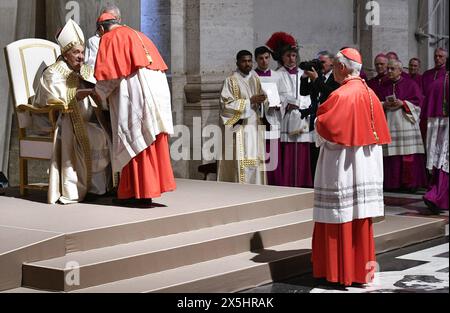 Le pape François proclame solennellement la prochaine année jubilaire 2025 lors d'une cérémonie à la Basilique Saint-Pierre, Vatican, le 9 mai 2024, en consignant la bulle d'indiction -"Spes non confundit. L'espoir ne déçoit pas » - aux archiprêtres des basiliques pontificales et aux représentants des évêques du monde. Le pape François a annoncé que l'année jubilaire commencera par l'ouverture de la porte Sainte de la Basilique Saint-Pierre la veille de Noël 2024. Photo : (EV) Vatican Media/ABACAPRESS. COM Credit : Abaca Press/Alamy Live News Banque D'Images