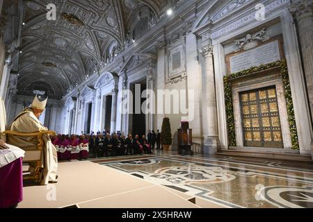 Le pape François, devant la porte Sainte, proclame solennellement le prochain Jubilé de l'an 2025 lors d'une cérémonie à la Basilique Saint-Pierre, Vatican, le 9 mai 2024, en consignant la bulle de l'indiction -"Spes non confundit. L'espoir ne déçoit pas » - aux archiprêtres des basiliques pontificales et aux représentants des évêques du monde. Le pape François a annoncé que l'année jubilaire commencera par l'ouverture de la porte Sainte de la Basilique Saint-Pierre la veille de Noël 2024. Photo : (EV) Vatican Media/ABACAPRESS. COM Credit : Abaca Press/Alamy Live News Banque D'Images