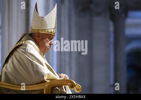 Le pape François proclame solennellement la prochaine année jubilaire 2025 lors d'une cérémonie à la Basilique Saint-Pierre, Vatican, le 9 mai 2024, en consignant la bulle d'indiction -"Spes non confundit. L'espoir ne déçoit pas » - aux archiprêtres des basiliques pontificales et aux représentants des évêques du monde. Le pape François a annoncé que l'année jubilaire commencera par l'ouverture de la porte Sainte de la Basilique Saint-Pierre la veille de Noël 2024. Photo : (EV) Vatican Media/ABACAPRESS. COM Credit : Abaca Press/Alamy Live News Banque D'Images