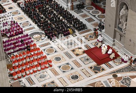 Le pape François proclame solennellement la prochaine année jubilaire 2025 lors d'une cérémonie à la Basilique Saint-Pierre, Vatican, le 9 mai 2024, en consignant la bulle d'indiction -"Spes non confundit. L'espoir ne déçoit pas » - aux archiprêtres des basiliques pontificales et aux représentants des évêques du monde. Le pape François a annoncé que l'année jubilaire commencera par l'ouverture de la porte Sainte de la Basilique Saint-Pierre la veille de Noël 2024. Photo : (EV) Vatican Media/ABACAPRESS. COM Credit : Abaca Press/Alamy Live News Banque D'Images