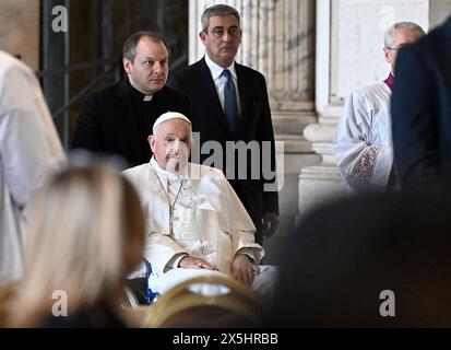 Le pape François proclame solennellement la prochaine année jubilaire 2025 lors d'une cérémonie à la Basilique Saint-Pierre, Vatican, le 9 mai 2024, en consignant la bulle d'indiction -"Spes non confundit. L'espoir ne déçoit pas » - aux archiprêtres des basiliques pontificales et aux représentants des évêques du monde. Le pape François a annoncé que l'année jubilaire commencera par l'ouverture de la porte Sainte de la Basilique Saint-Pierre la veille de Noël 2024. Photo : (EV) piscine du Vatican - Antonelli/ABACAPRESS. COM Credit : Abaca Press/Alamy Live News Banque D'Images