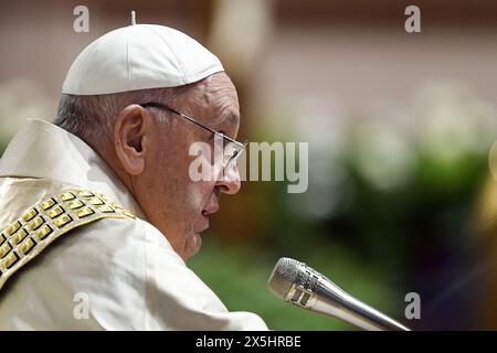 Le pape François proclame solennellement la prochaine année jubilaire 2025 lors d'une cérémonie à la Basilique Saint-Pierre, Vatican, le 9 mai 2024, en consignant la bulle d'indiction -"Spes non confundit. L'espoir ne déçoit pas » - aux archiprêtres des basiliques pontificales et aux représentants des évêques du monde. Le pape François a annoncé que l'année jubilaire commencera par l'ouverture de la porte Sainte de la Basilique Saint-Pierre la veille de Noël 2024. Photo : (EV) Vatican Media/ABACAPRESS. COM Credit : Abaca Press/Alamy Live News Banque D'Images