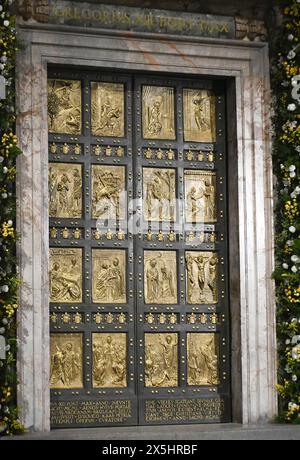 Une vue de la porte Sainte alors que le pape François proclame solennellement le prochain Jubilé de l'an 2025 lors d'une cérémonie à la Basilique Saint-Pierre, Vatican, le 9 mai 2024, consignant la bulle de l'indiction -"Spes non confundit. L'espoir ne déçoit pas » - aux archiprêtres des basiliques pontificales et aux représentants des évêques du monde. Le pape François a annoncé que l'année jubilaire commencera par l'ouverture de la porte Sainte de la Basilique Saint-Pierre la veille de Noël 2024. Photo : (EV) Vatican Media/ABACAPRESS. COM Credit : Abaca Press/Alamy Live News Banque D'Images