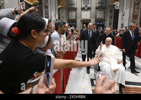 Le pape François proclame solennellement la prochaine année jubilaire 2025 lors d'une cérémonie à la Basilique Saint-Pierre, Vatican, le 9 mai 2024, en consignant la bulle d'indiction -"Spes non confundit. L'espoir ne déçoit pas » - aux archiprêtres des basiliques pontificales et aux représentants des évêques du monde. Le pape François a annoncé que l'année jubilaire commencera par l'ouverture de la porte Sainte de la Basilique Saint-Pierre la veille de Noël 2024. Photo : (EV) Vatican Media/ABACAPRESS. COM Credit : Abaca Press/Alamy Live News Banque D'Images