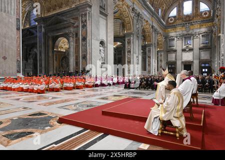 Le pape François proclame solennellement la prochaine année jubilaire 2025 lors d'une cérémonie à la Basilique Saint-Pierre, Vatican, le 9 mai 2024, en consignant la bulle d'indiction -"Spes non confundit. L'espoir ne déçoit pas » - aux archiprêtres des basiliques pontificales et aux représentants des évêques du monde. Le pape François a annoncé que l'année jubilaire commencera par l'ouverture de la porte Sainte de la Basilique Saint-Pierre la veille de Noël 2024. Photo : (EV) Vatican Media/ABACAPRESS. COM Credit : Abaca Press/Alamy Live News Banque D'Images