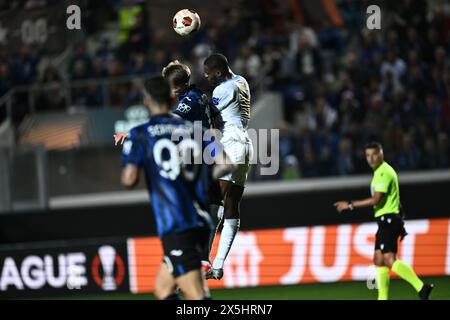 Charles de Ketelaere (Atalanta)Geoffrey Kondogbia (OM Marseille) lors du match de l'UEFA Europa League entre l'Atalanta 3-0 Olympique Marseille au stade Gewiss le 09 mai 2024 à Bergame, Italie . Crédit : Maurizio Borsari/AFLO/Alamy Live News Banque D'Images