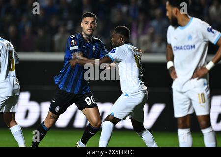 Gianluca Scamacca (Atalanta)Chancel Mbemba (OM Marseille) lors du match de l'UEFA Europa League entre l'Atalanta 3-0 Olympique Marseille au stade Gewiss le 09 mai 2024 à Bergame, Italie . Crédit : Maurizio Borsari/AFLO/Alamy Live News Banque D'Images