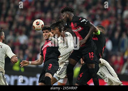 Piero Hincapie (Bayer 04 Leverkusen)Chris Smalling (Roma)Edmond Tapsoba (Bayer 04 Leverkusen)Jonathan Tah (Bayer 04 Leverkusen) lors du match de l'UEFA Europa League entre Bayer Leverkusen 2-2 Roma au stade BayArena le 09 mai 2024 à Leverkusen, Allemagne . Crédit : Maurizio Borsari/AFLO/Alamy Live News Banque D'Images