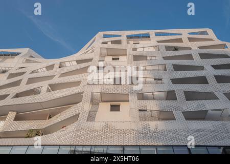 Paris- France vers juillet 2019. Façade d'architecture contemporaine d'immeuble résidentiel du quartier Clichy Batignolles conçue par saison Menu Architec Banque D'Images