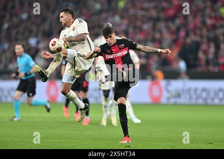 Lorenzo Pellegrini (Roma)Piero Hincapie (Bayer 04 Leverkusen) lors du match de l'UEFA Europa League opposant Bayer Leverkusen 2-2 Roma au stade BayArena le 09 mai 2024 à Leverkusen, Allemagne . Crédit : Maurizio Borsari/AFLO/Alamy Live News Banque D'Images