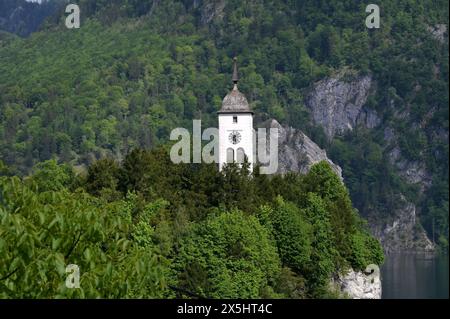 Spaziergang durch den Ort Traunkirchen am Traunsee im oberösterreichischen Salzkammergut, AM 09.05.2024. DAS Bild zeigt den turm der Johanneskirche auf einem Felsen im Ortskern von Traunkirchen. 2024 - Spaziergang durch den Ort Traunkirchen am Traunsee im oberösterreichischen Salzkammergut, AM 09.05.2024. *** Promenade dans le village de Traunkirchen am Traunsee dans le Salzkammergut de haute-Autriche, le 09 05 2024 la photo montre la tour de l'église Johns sur un rocher dans le centre de Traunkirchen 2024 promenade dans le village de Traunkirchen am Traunsee dans le Salzkammergut de haute-Autriche, on Banque D'Images