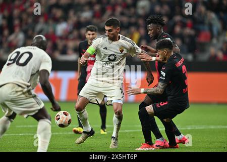 Lorenzo Pellegrini (Roma)Piero Hincapie (Bayer 04 Leverkusen)Edmond Tapsoba (Bayer 04 Leverkusen) lors du match de l'UEFA Europa League opposant Bayer Leverkusen 2-2 Roma au stade BayArena le 09 mai 2024 à Leverkusen, Allemagne . Crédit : Maurizio Borsari/AFLO/Alamy Live News Banque D'Images