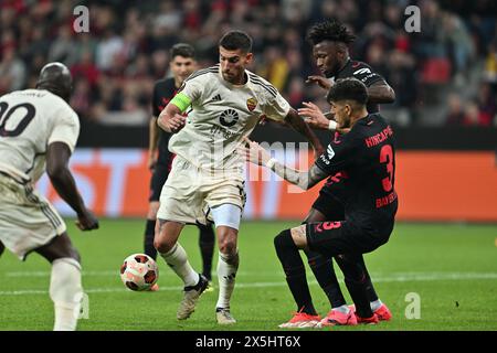 Lorenzo Pellegrini (Roma)Piero Hincapie (Bayer 04 Leverkusen)Edmond Tapsoba (Bayer 04 Leverkusen) lors du match de l'UEFA Europa League opposant Bayer Leverkusen 2-2 Roma au stade BayArena le 09 mai 2024 à Leverkusen, Allemagne . Crédit : Maurizio Borsari/AFLO/Alamy Live News Banque D'Images