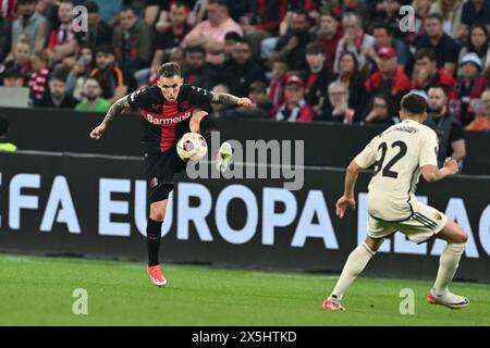 Alejandro Grimaldo (Bayer 04 Leverkusen)Stephan El Shaarawy (Roma) lors du match de l'UEFA Europa League entre Bayer Leverkusen 2-2 Roma au stade BayArena le 09 mai 2024 à Leverkusen, Allemagne . Crédit : Maurizio Borsari/AFLO/Alamy Live News Banque D'Images