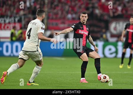 Granit Xhaka (Bayer 04 Leverkusen)Bryan Cristante (Roma) lors du match de l'UEFA Europa League opposant Bayer Leverkusen 2-2 Roma au stade BayArena le 09 mai 2024 à Leverkusen, Allemagne . Crédit : Maurizio Borsari/AFLO/Alamy Live News Banque D'Images