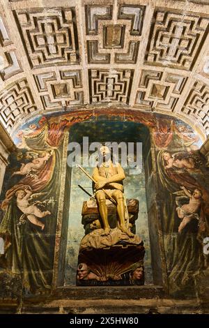 Lugo, Espagne - 10 mai 2024 : image capturant l'essence spirituelle et architecturale de la cathédrale de Lugo mettant en valeur une sculpture surr du Christ doré Banque D'Images