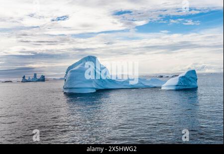 Passage français, Antarctique. Bel iceberg dans les eaux du passage français. Banque D'Images