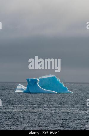 Passage français, Antarctique. Bel iceberg dans les eaux du passage français. Banque D'Images