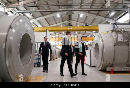 Le premier ministre Rishi Sunak (à droite) et le chancelier Jeremy Hunt, lors d'une visite dans une entreprise de l'Oxfordshire. Date de la photo : vendredi 10 mai 2024. Banque D'Images