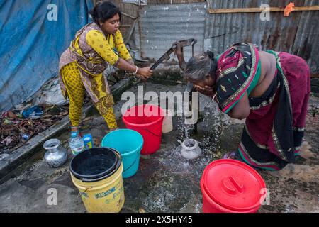 Bangladesh, Khulna, Sonadanga. Deux femmes récupèrent de l’eau à la pompe locale au Bangladesh. (Usage éditorial uniquement) Banque D'Images
