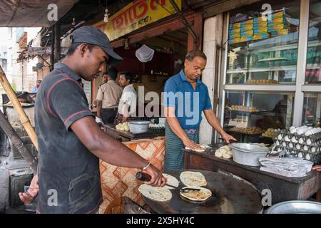 Bangladesh, Jhenaidah. Un homme fabrique des chapatis dans le marché de rue pour les vendre aux touristes et aux habitants. (Usage éditorial uniquement) Banque D'Images